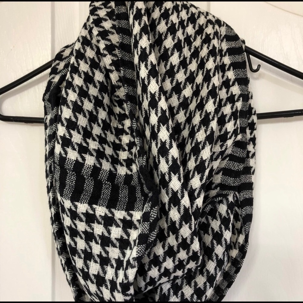 Beautiful infinity scarf houndstooth black & white